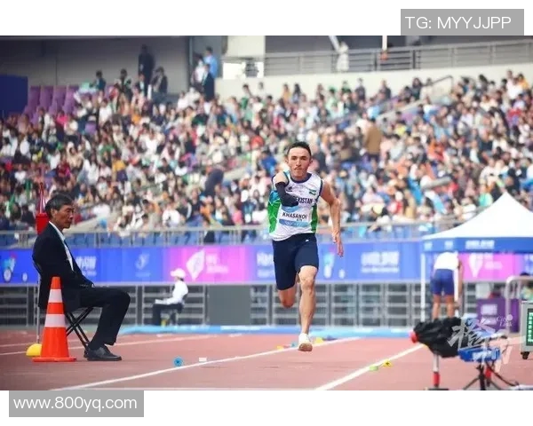 镜头捕捉：勇士赛场小动作引发热议