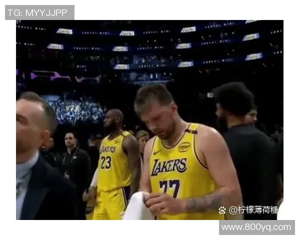 镜头捕捉：湖人赛场小动作引发热议