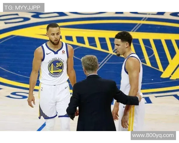 库里与教练发生激烈争执冲突升级 球场内外关系紧张引发关注